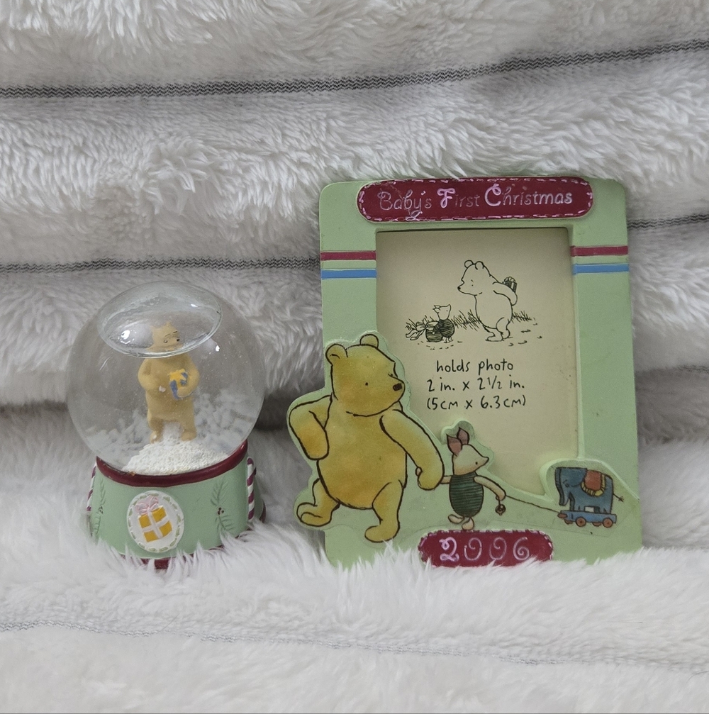 Classic Pooh Disney 2006 Baby's First Christmas Snow Globe and Picture Frame